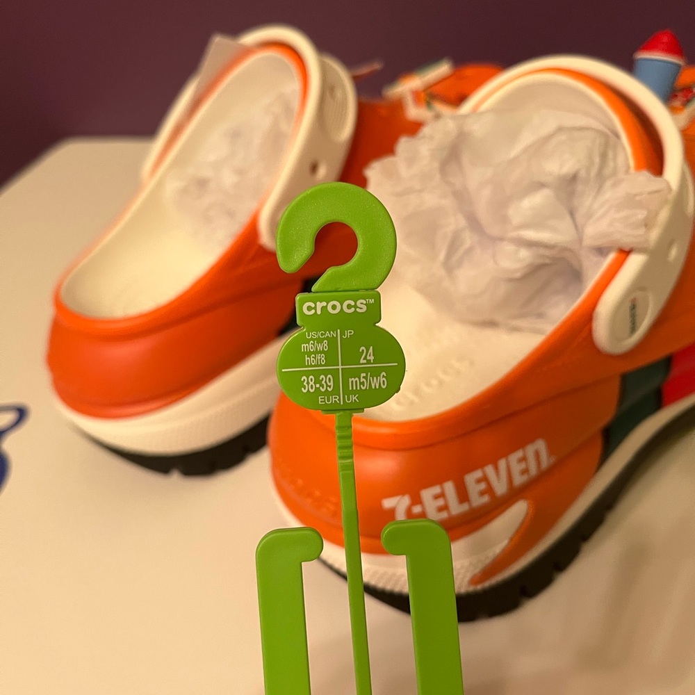 7/11 crocs - Picture 4 of 4